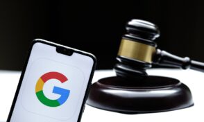 Explorez comment les AI Overviews de Google influencent la presse française et les enjeux concurrentiels.