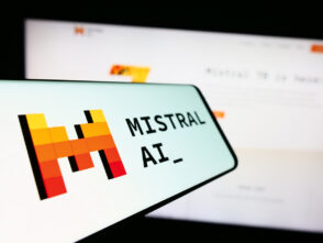 Explorez Mistral AI : ses outils, modèles open-source et l'assistant Vibe. Découvrez son impact sur la technologie française.